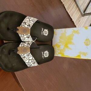 Yellow Box sandal, black and white print. Size 8.5m.